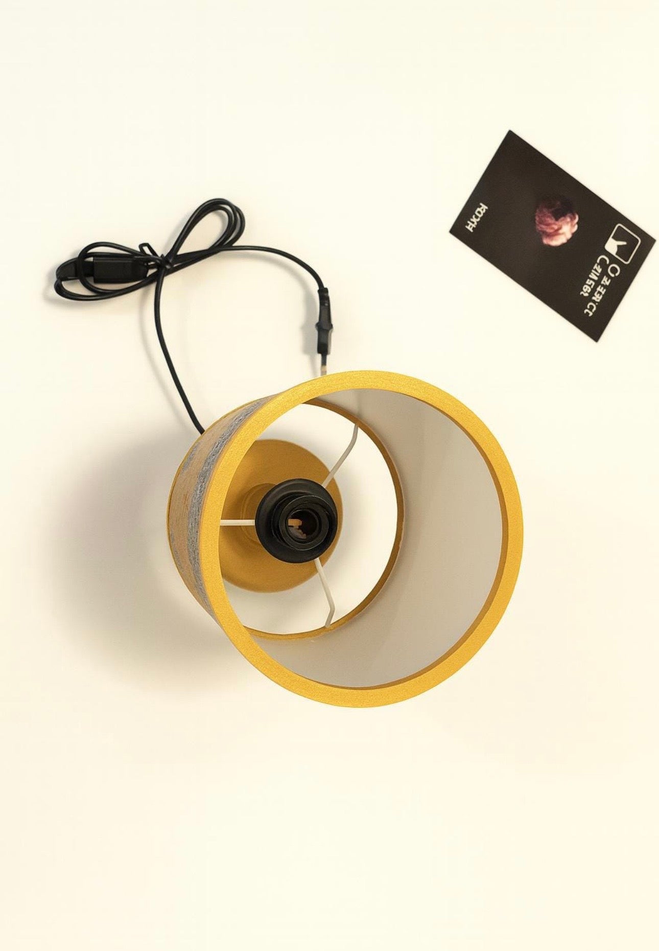 Lampada da tavolo artigianale in sughero – Design naturale fatto a mano, luce calda per casa
