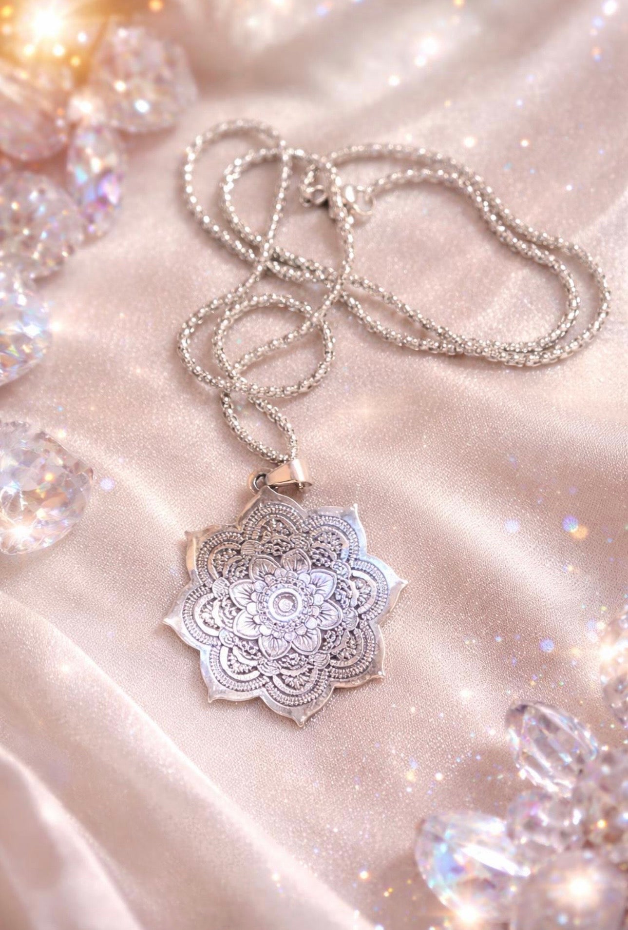 Collana Mandala in Acciaio Inossidabile, Ciondolo Fiore Sacro Inciso, Gioiello Spirituale Donna, Idea Regalo Zen