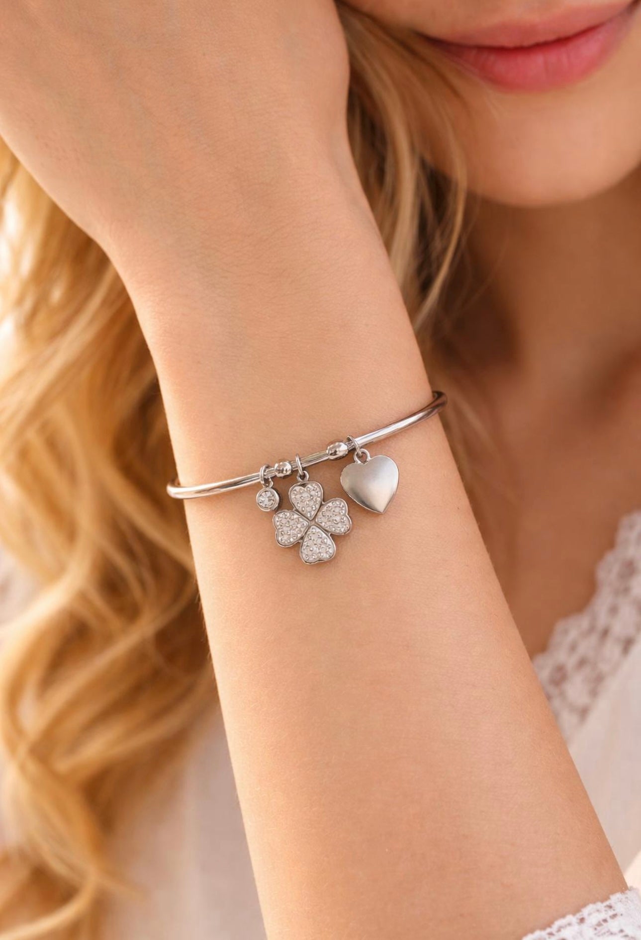 Bracciale Rigido Donna in Acciaio Argentato con Ciondoli Portafortuna, Braccialetto Bangle con Quadrifoglio Cuore o Croce e Medaglietta