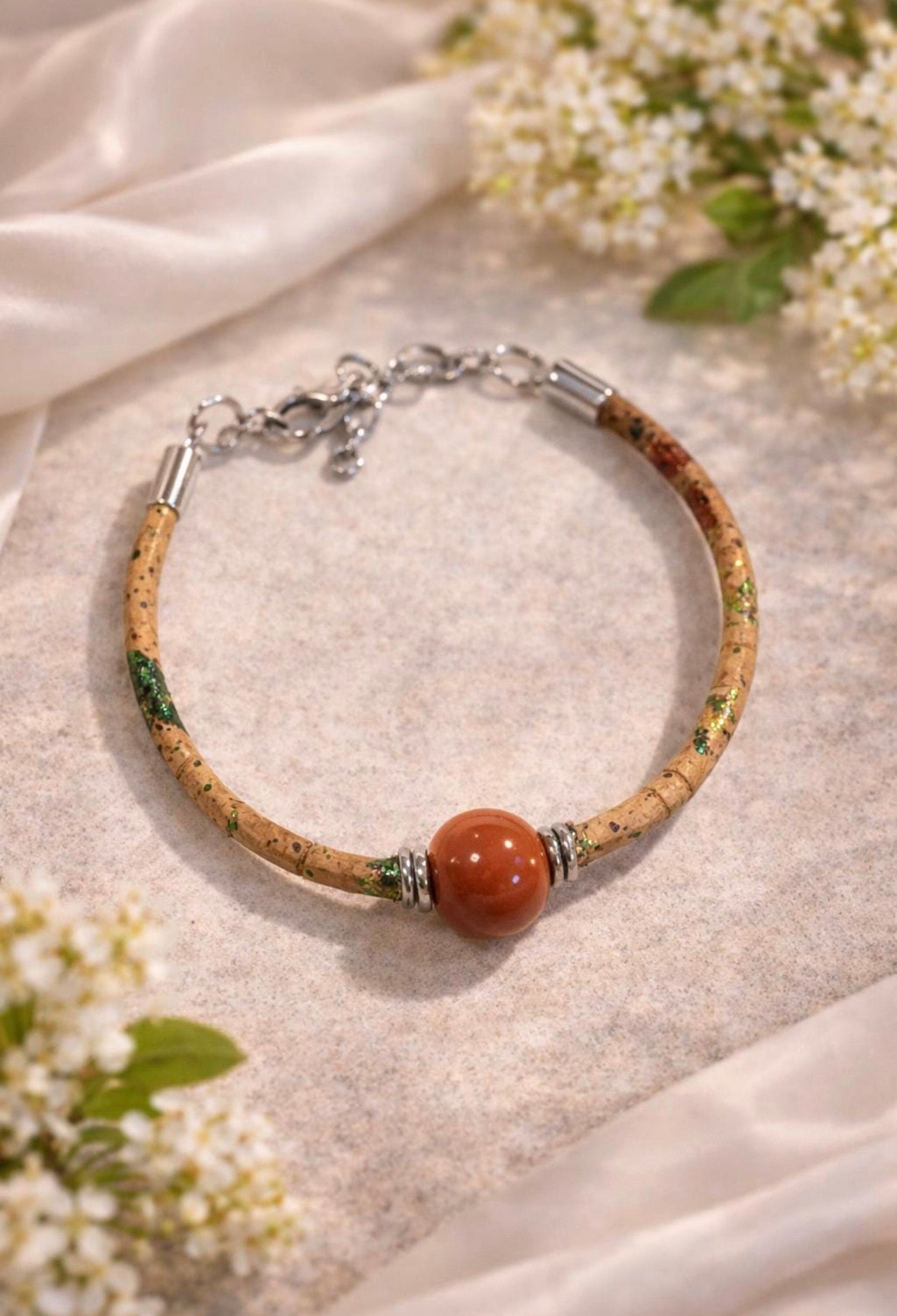 Bracciale in Sughero con Pietra Naturale in Ceramica Sarda, Gioiello Eco-friendly Fatto a Mano, Regalo Donna Sostenibile, Stile Boho