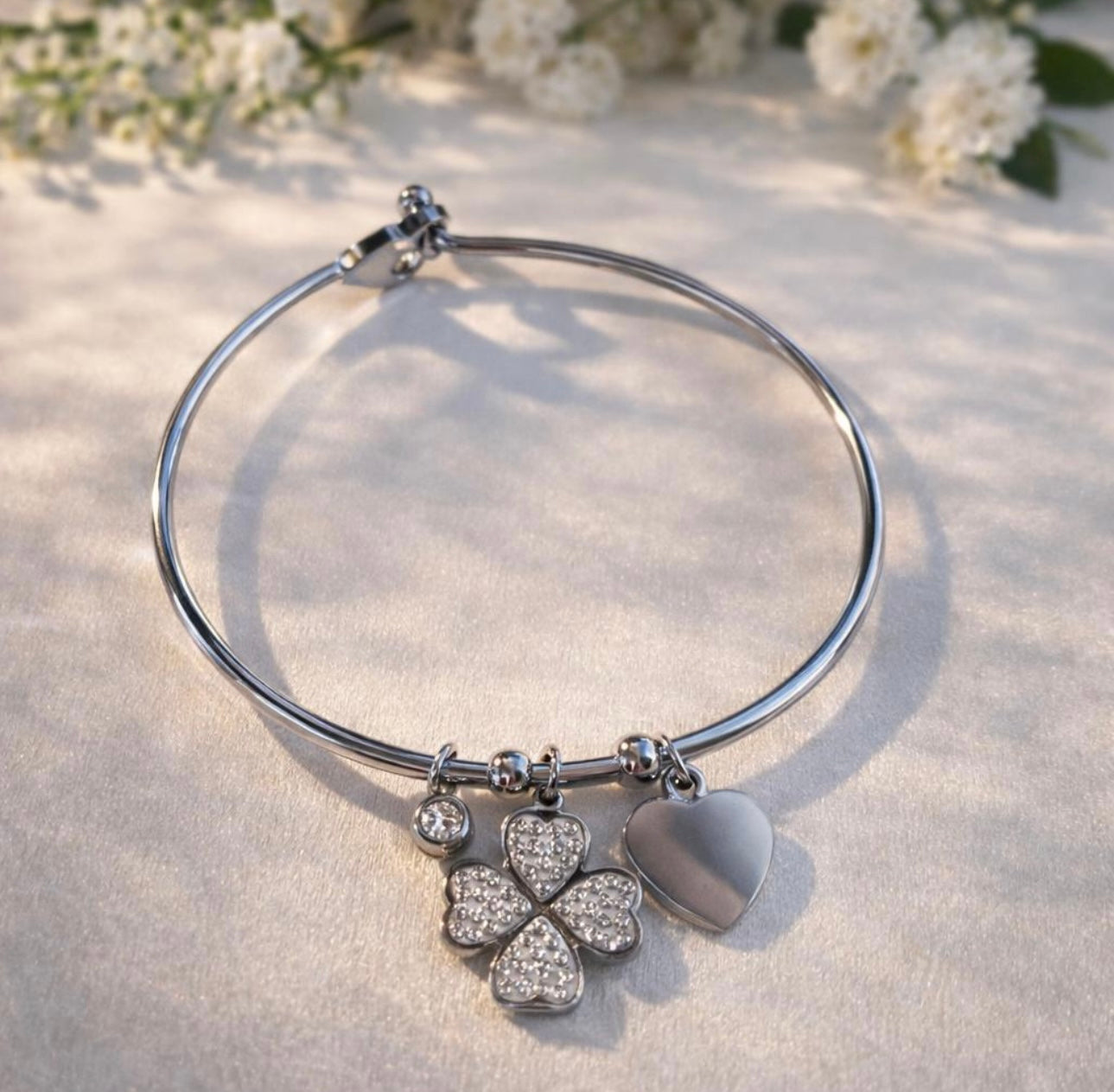 Bracciale Rigido Donna in Acciaio Argentato con Ciondoli Portafortuna, Braccialetto Bangle con Quadrifoglio Cuore o Croce e Medaglietta