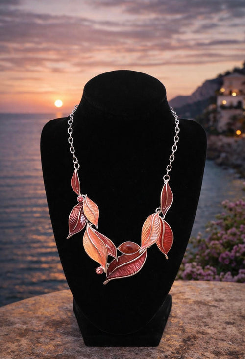 Collana artigianale foglie smaltate rosse, collana statement donna, gioiello fatto a mano, collana elegante autunno, idea regalo donna