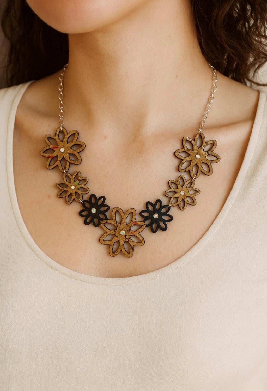 Collana in sughero floreale, fiori intrecciati naturali.