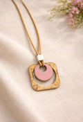 Collana artigianale in sughero con pendente geometrico rosa, gioiello naturale eco-friendly fatto a mano