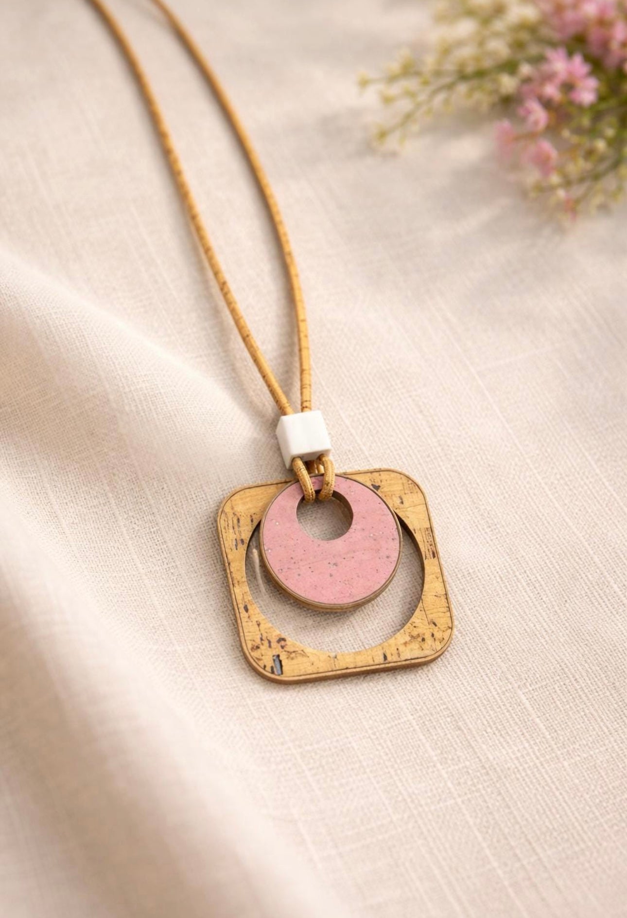 Collana artigianale in sughero con pendente geometrico rosa, gioiello naturale eco-friendly fatto a mano