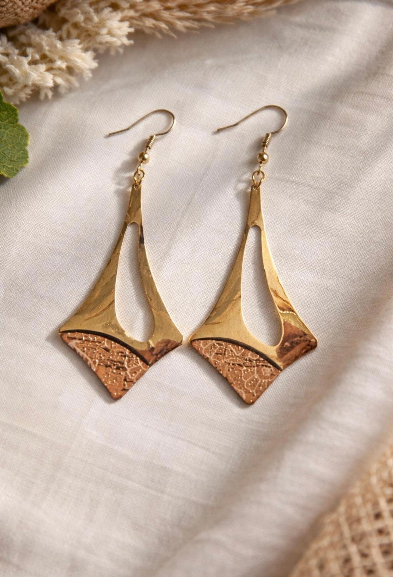 Orecchini geometrici artigianali in ottone con sughero naturale - design moderno