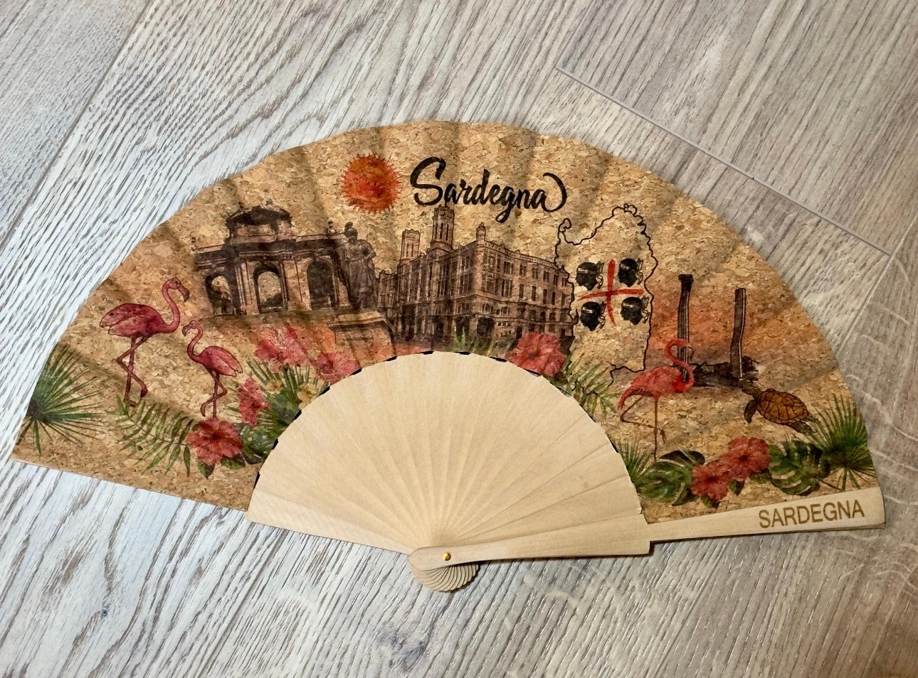 Ventaglio Sardegna in Sughero – Fan Sardinia Souvenir – Ventaglio Artigianale Sardegna – Regalo Turistico Cagliari Flamingo Cork Fan – Handmade Sardinia Gift