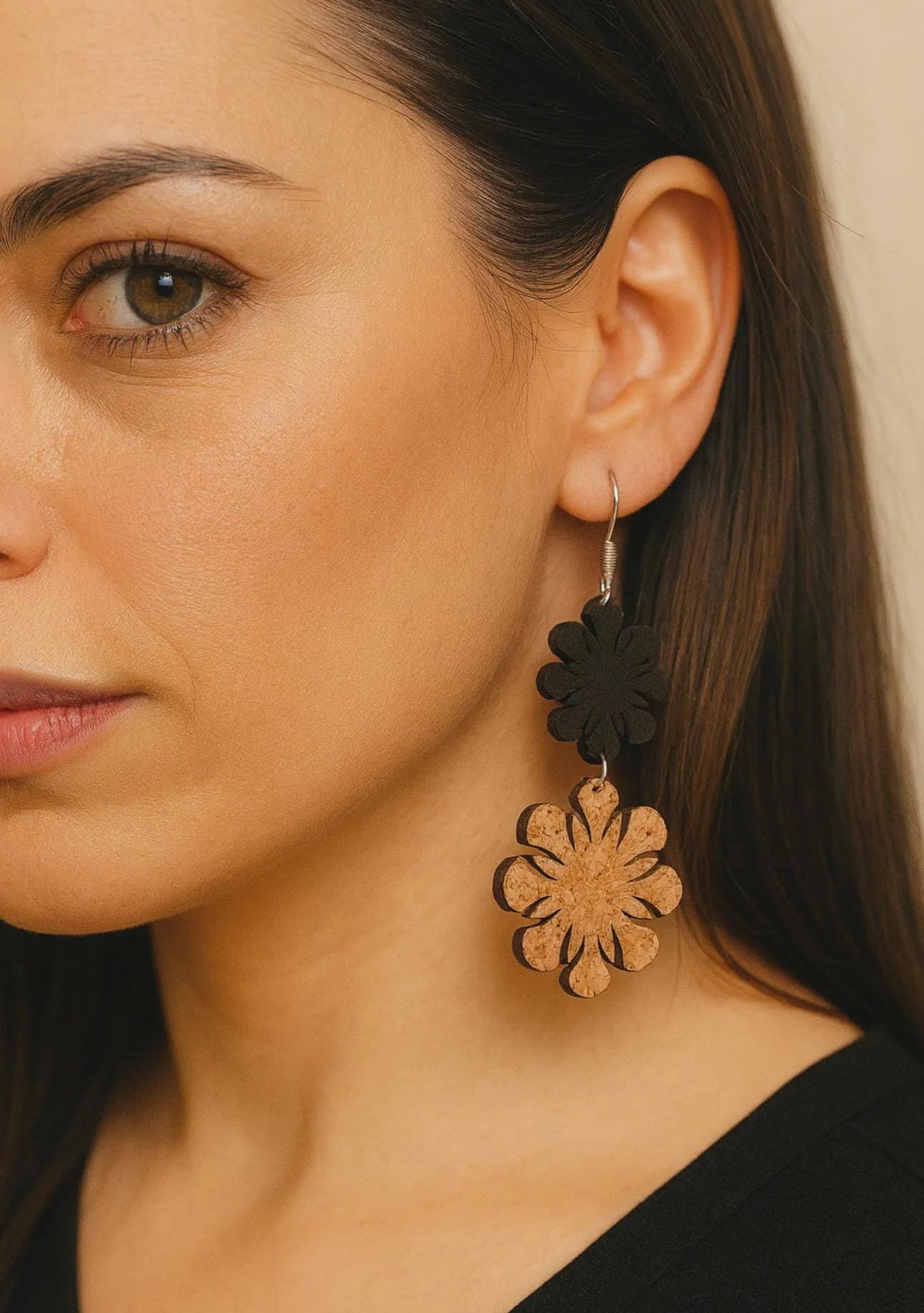 Set gioielli in sughero con fiori,Collana lunga e orecchini artigianali eco-friendly,leggeri e naturali.