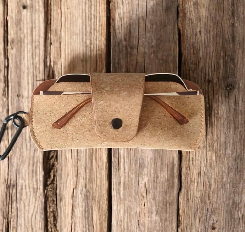 Portaocchiali in sughero artigianale – Custodia per occhiali eco-friendly fatta a mano, idea regalo sostenibile.
