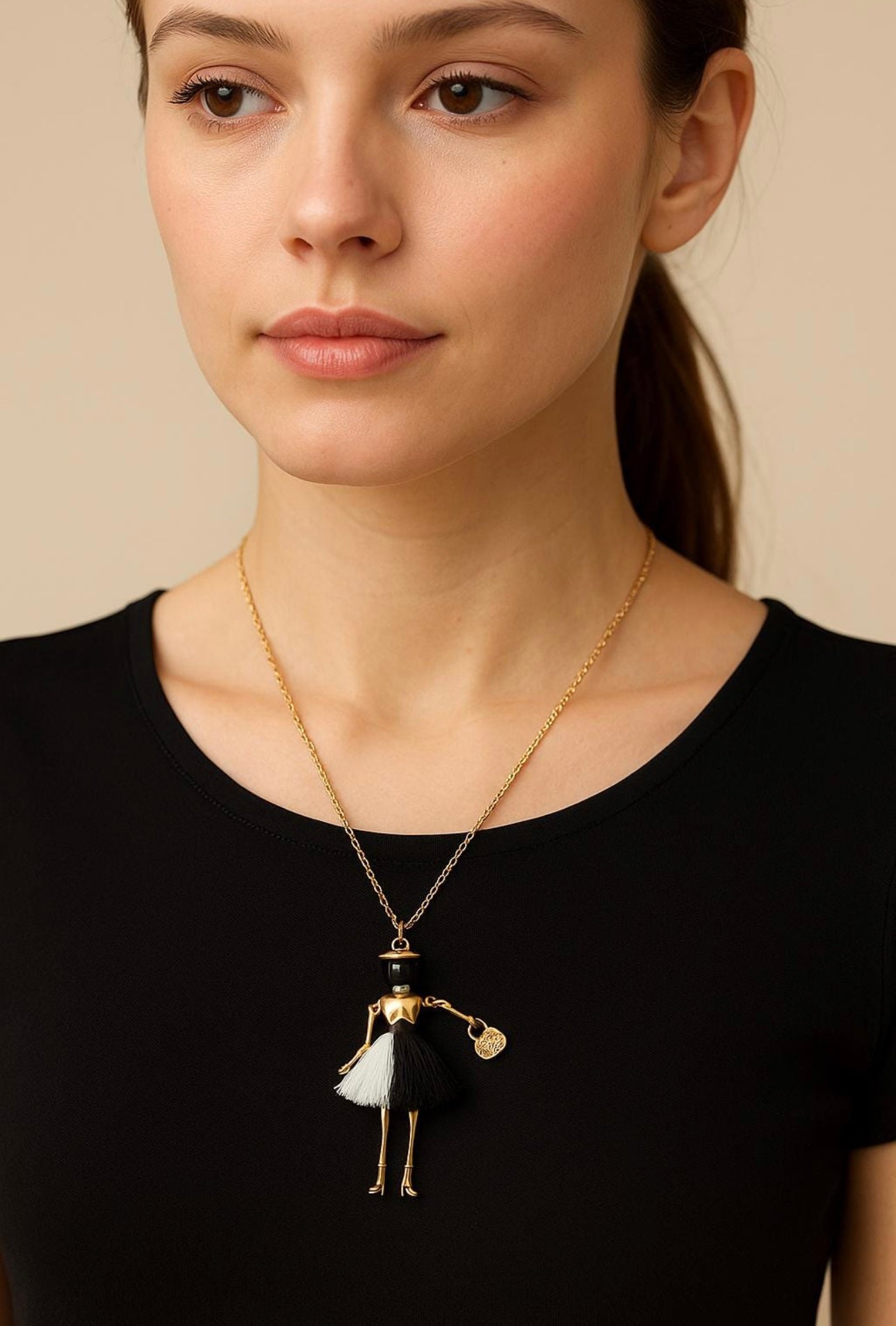 Collana lunga con ciondolo bambolina