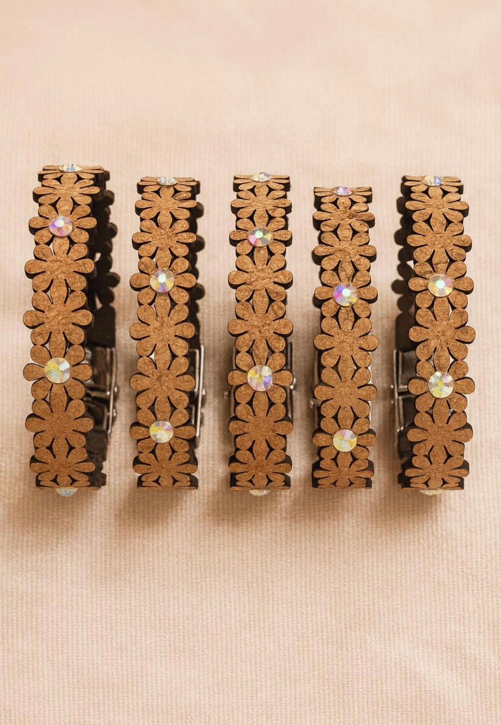 Bracciale in sughero con fiori e brillanti, artigianale eco-friendly, leggero e naturale, stile boho