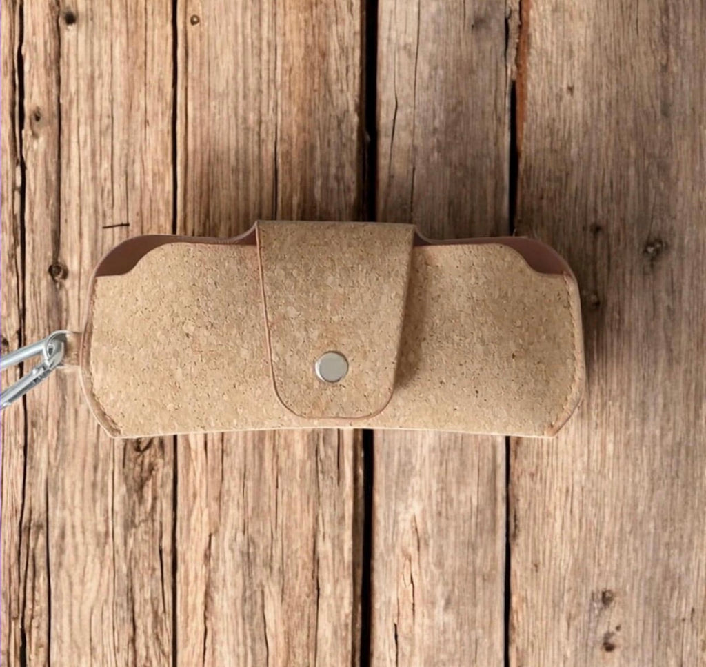 Portaocchiali in sughero artigianale – Custodia per occhiali eco-friendly fatta a mano, idea regalo sostenibile.
