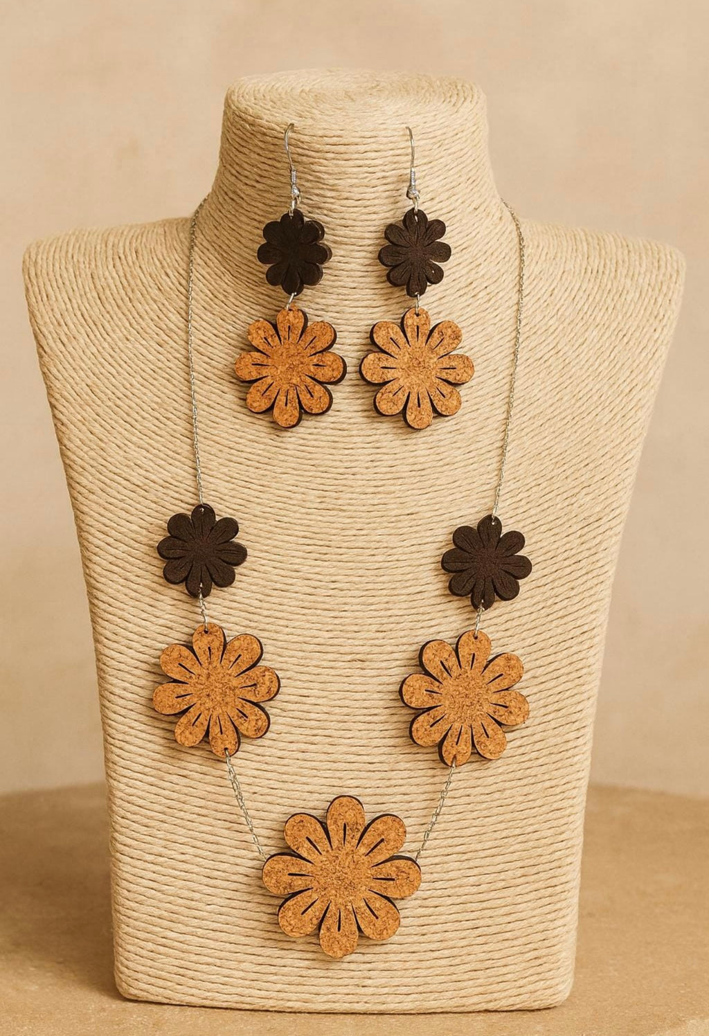 Set gioielli in sughero con fiori,Collana lunga e orecchini artigianali eco-friendly,leggeri e naturali.