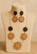 Set gioielli in sughero con fiori,Collana lunga e orecchini artigianali eco-friendly,leggeri e naturali.