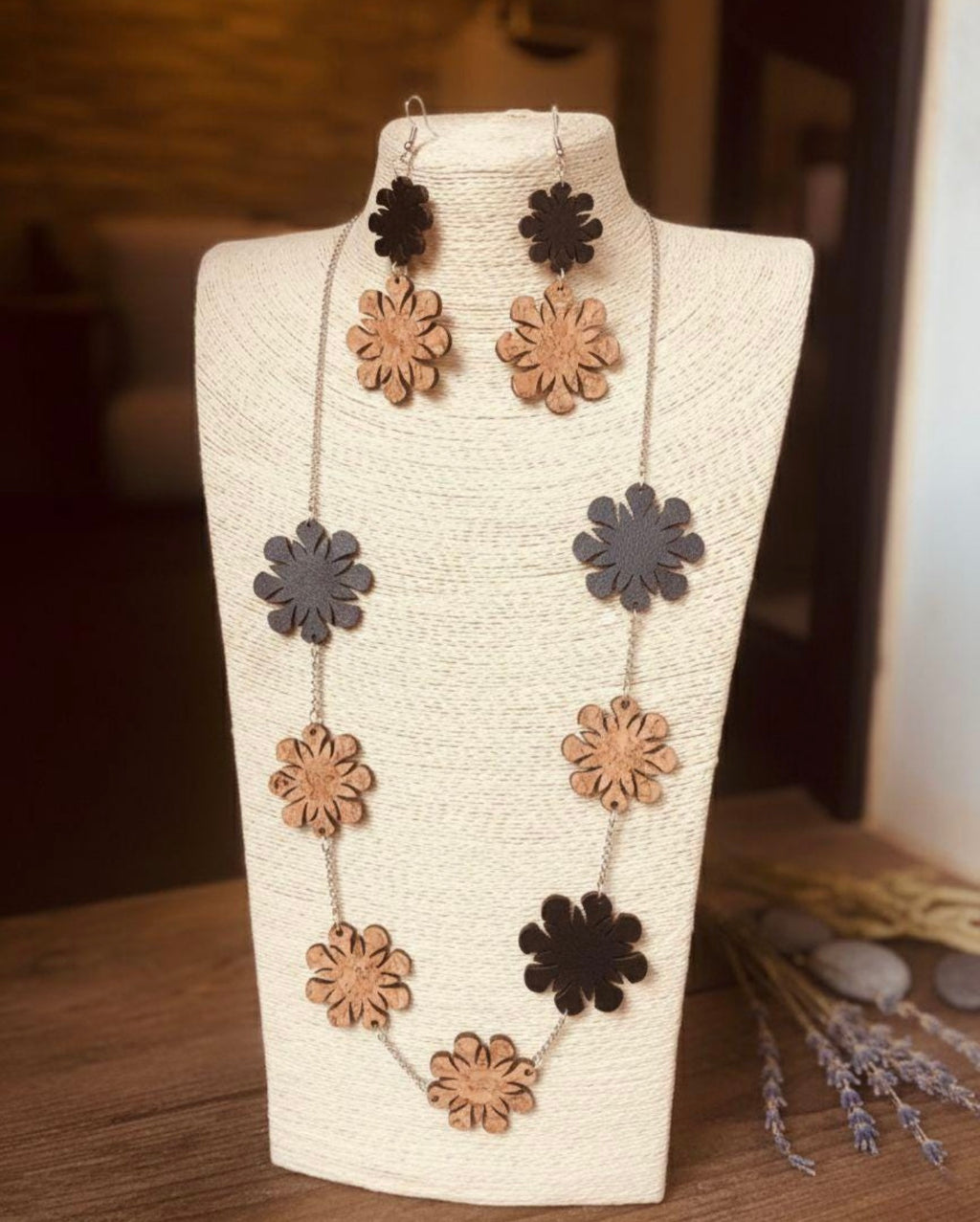 Set gioielli in sughero con fiori,Collana lunga e orecchini artigianali eco-friendly,leggeri e naturali.
