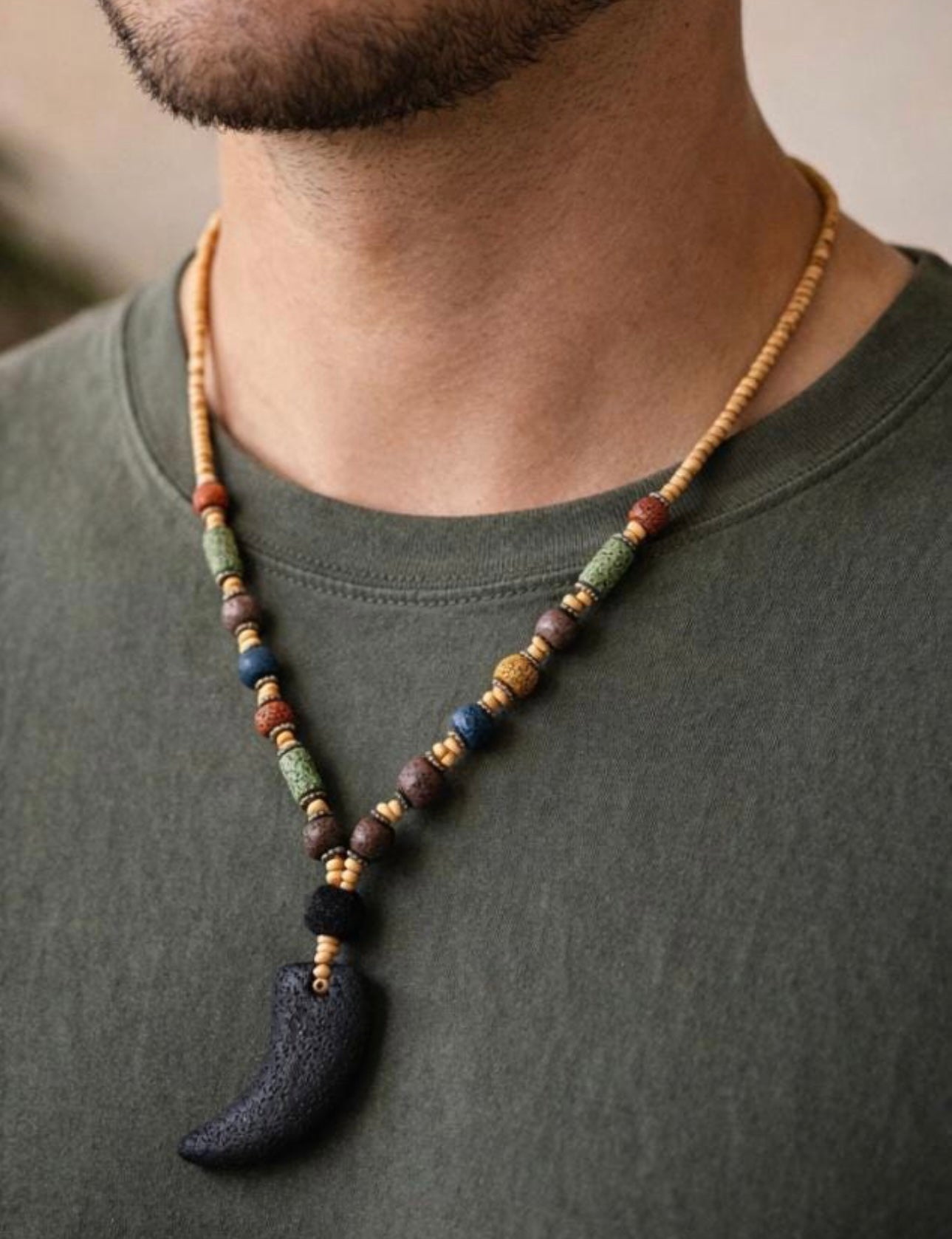Collana Unisex con Ciondolo a Corno Nero in Pietra Lavica, Girocollo con Perline Colorate ed Elementi sempre in pietra lavica,Regalo unisex