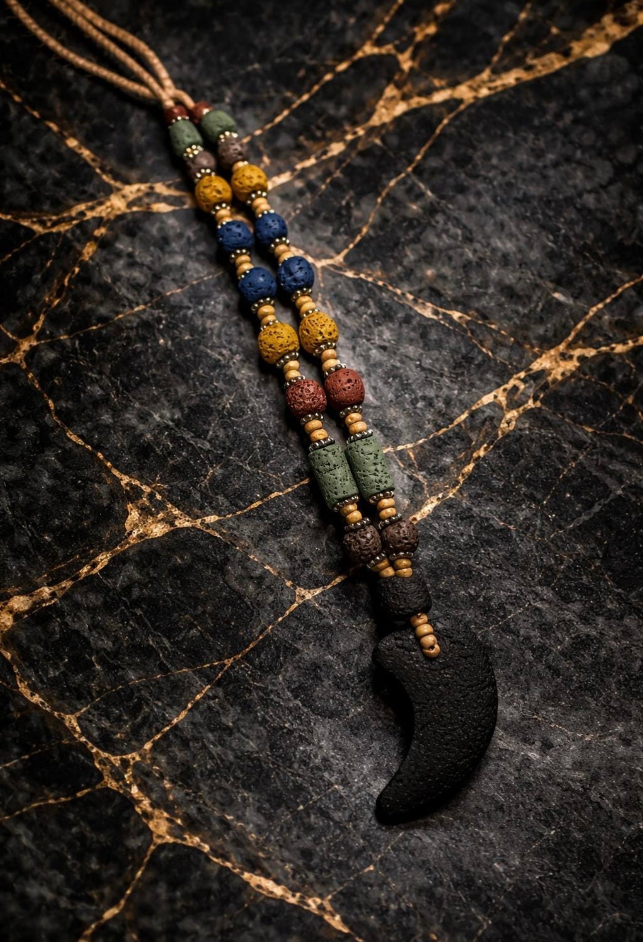 Collana Unisex con Ciondolo a Corno Nero in Pietra Lavica, Girocollo con Perline Colorate ed Elementi sempre in pietra lavica,Regalo unisex