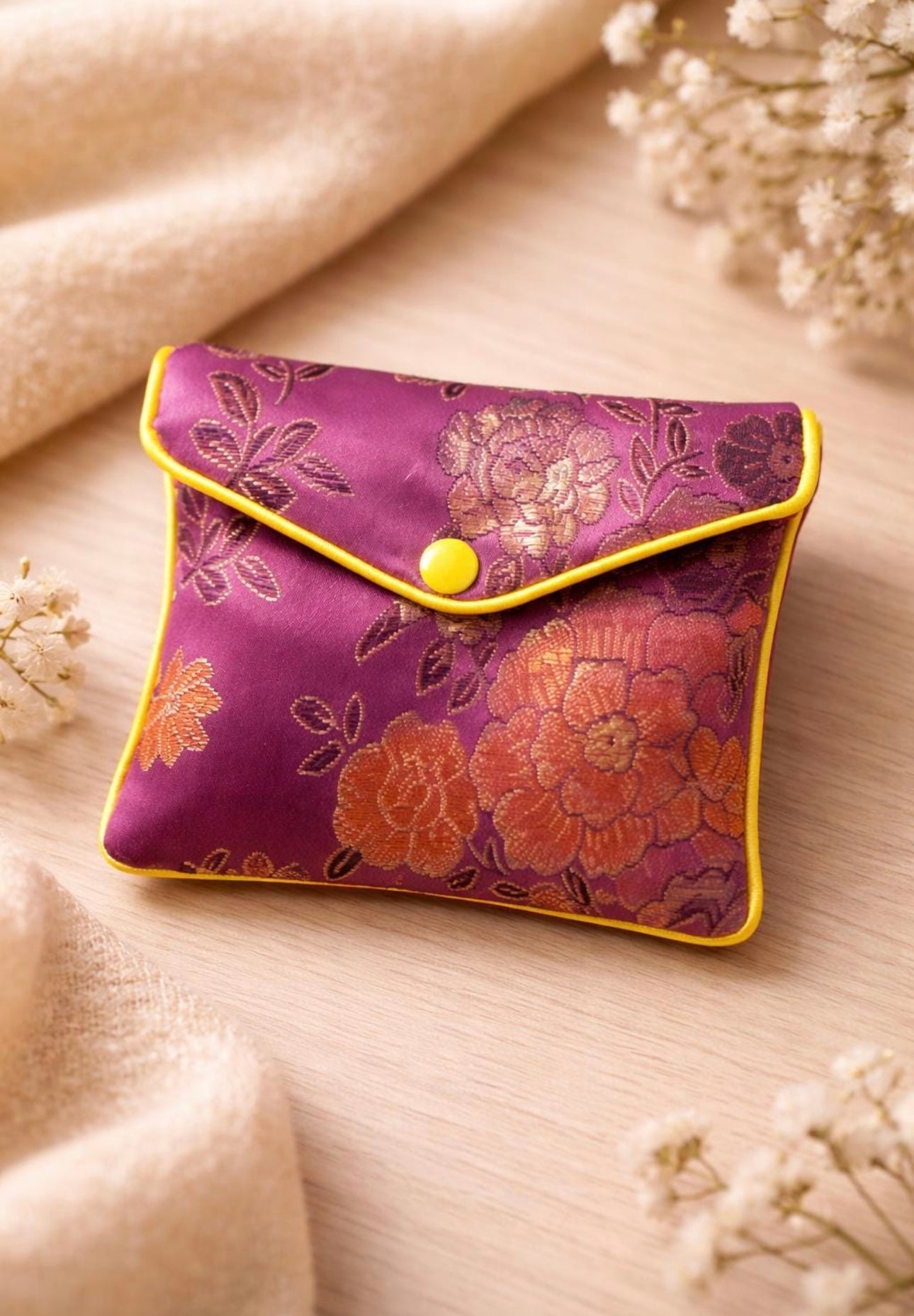 Portamonete artigianale in tessuto broccato fuxia chiusura a bottone e zip interna
