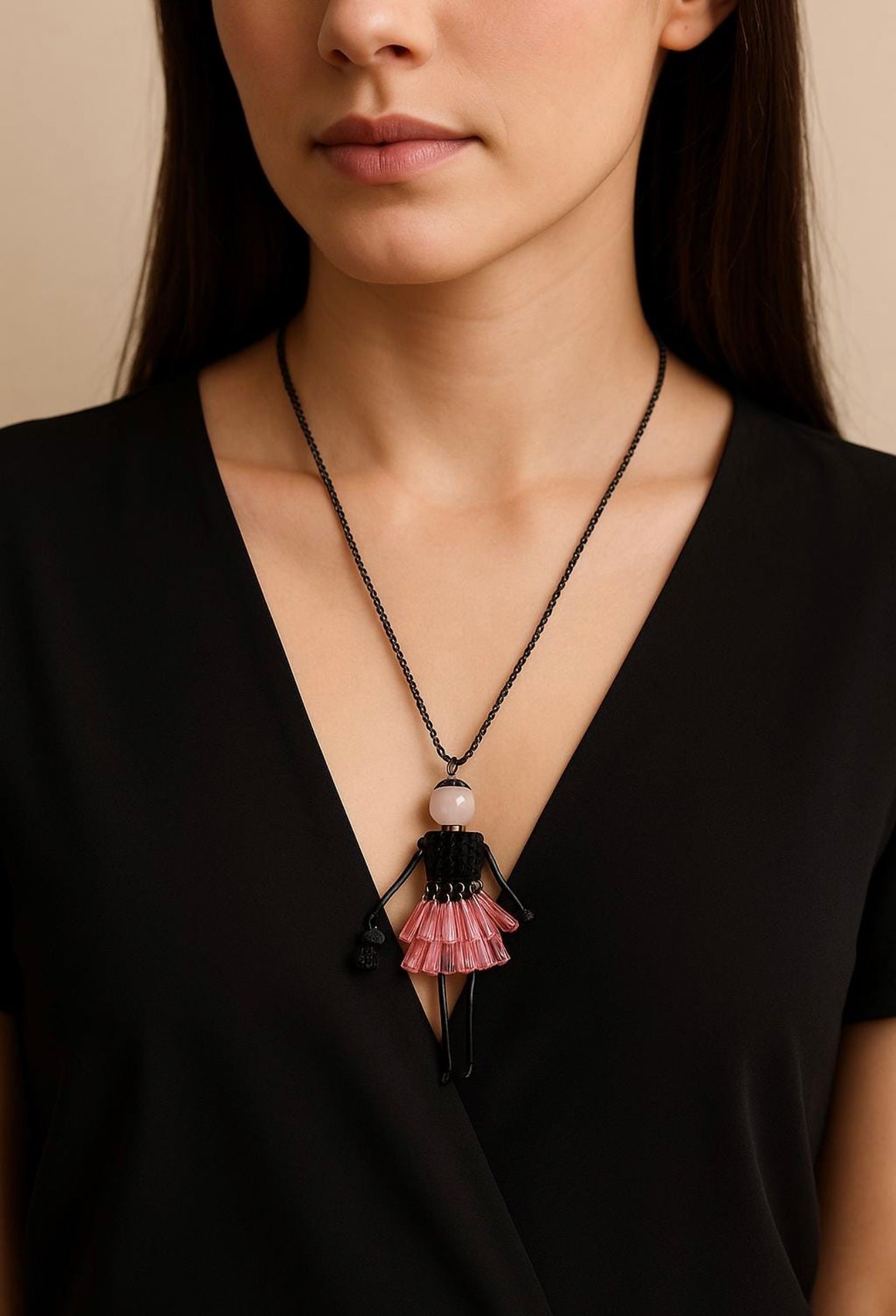 Collana lunga con ciondolo bambolina