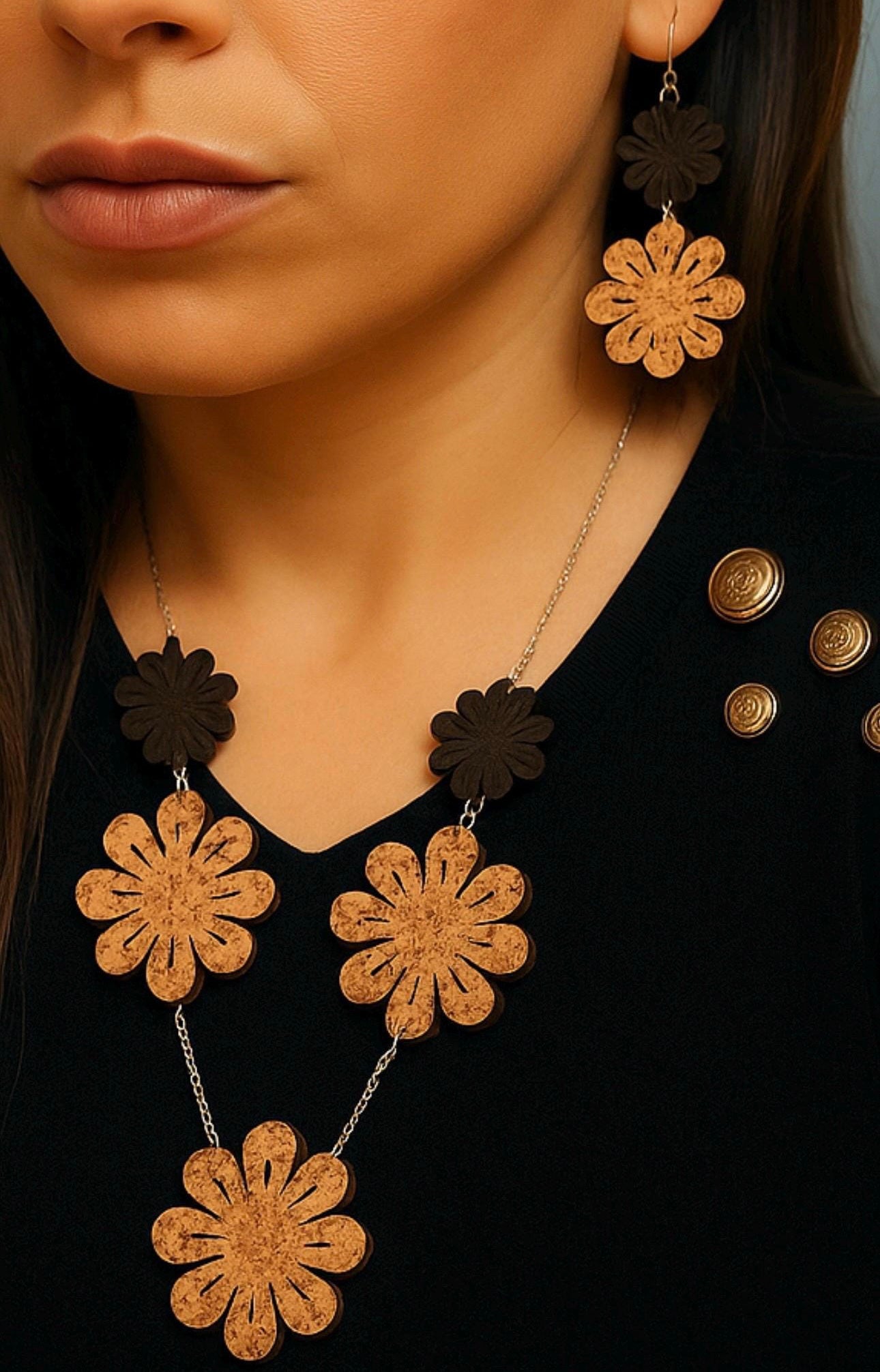 Set gioielli in sughero con fiori,Collana lunga e orecchini artigianali eco-friendly,leggeri e naturali.