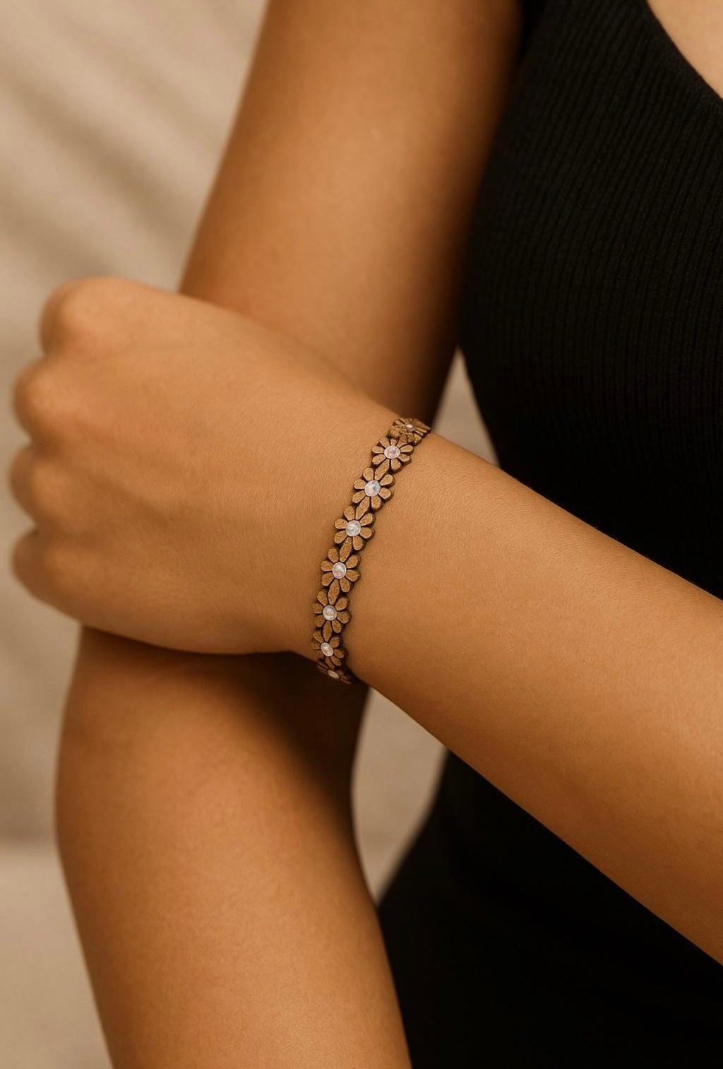 Bracciale in sughero con fiori e brillanti, artigianale eco-friendly, leggero e naturale, stile boho