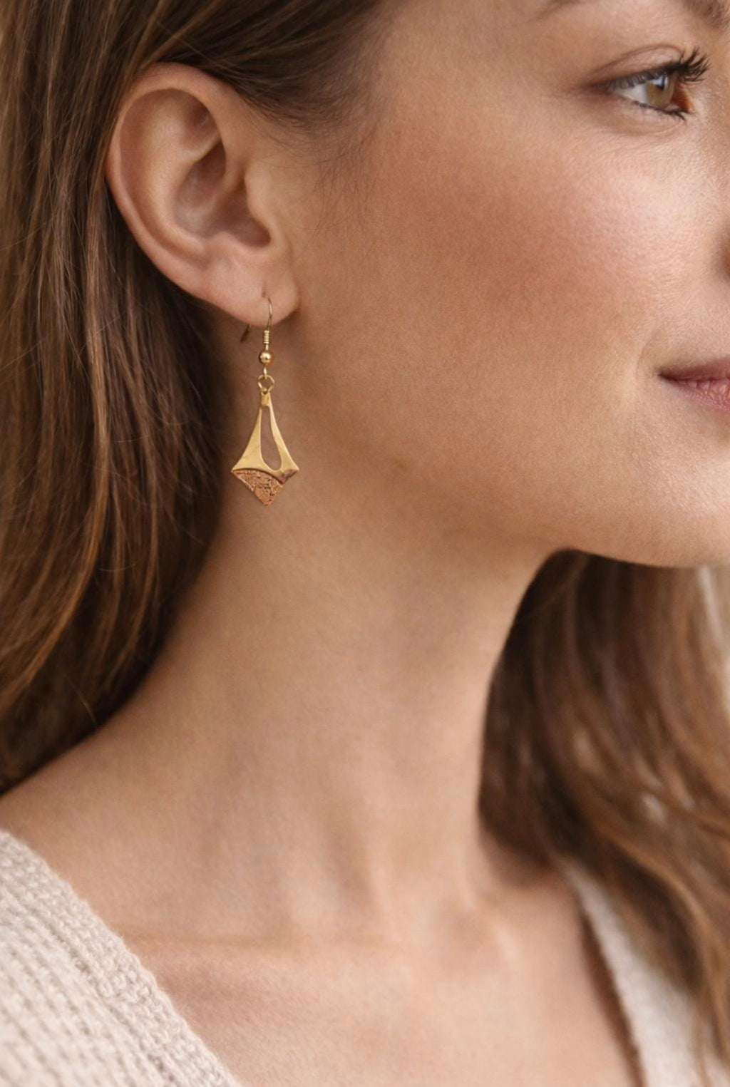 Orecchini geometrici artigianali in ottone con sughero naturale - design moderno