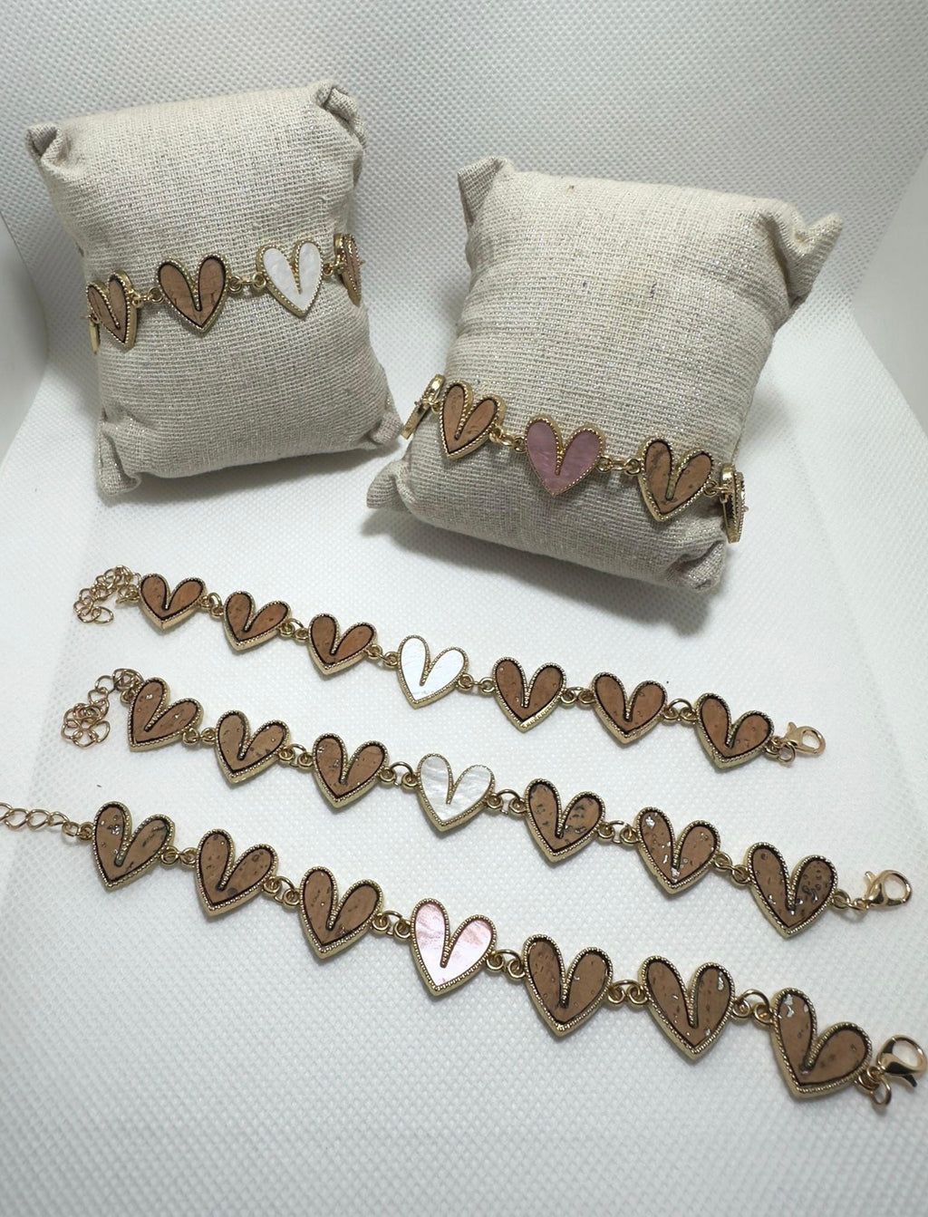 Bracciale donna con cuori in sughero e resina bianca – gioiello naturale