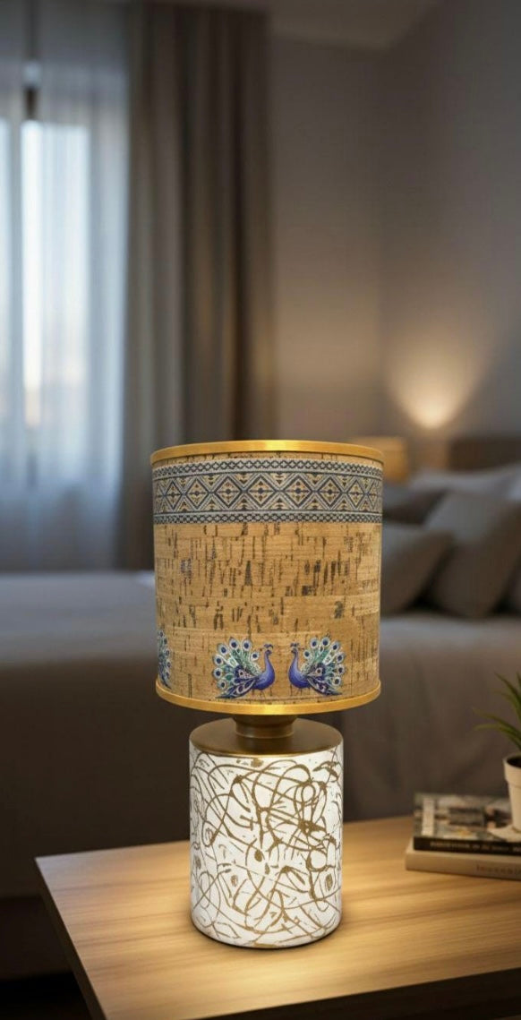 Lampada da tavolo artigianale in sughero – Design naturale fatto a mano, luce calda per casa