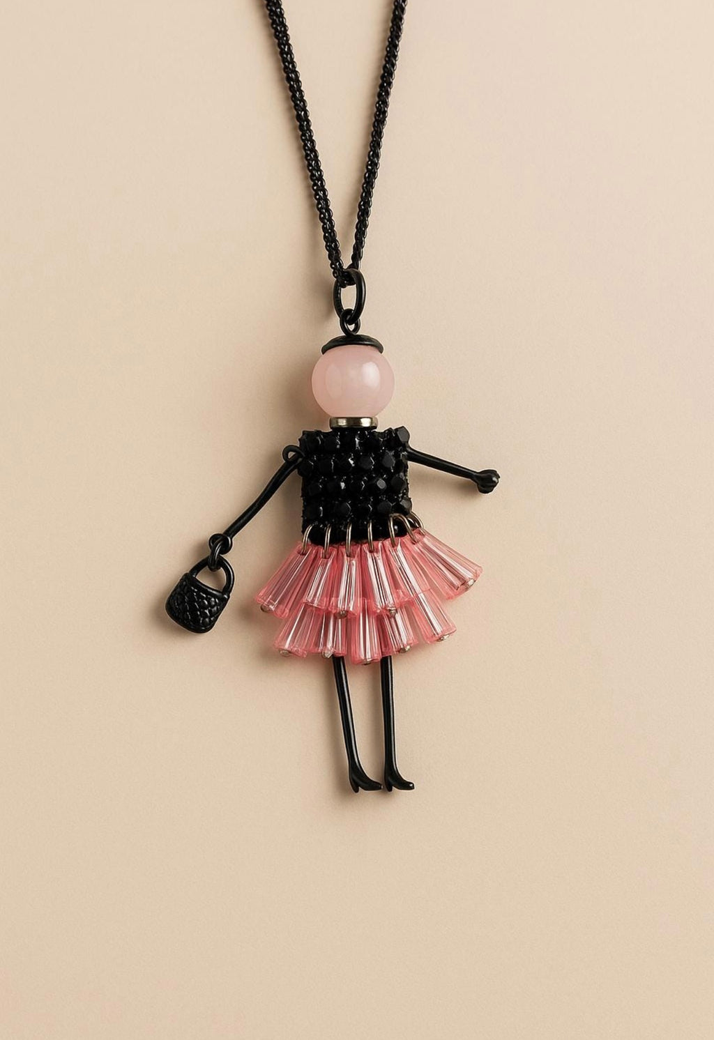 Collana lunga con ciondolo bambolina