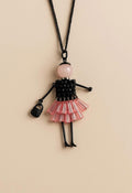 Collana lunga con ciondolo bambolina