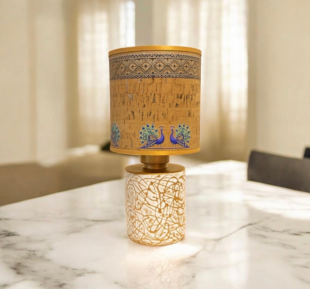 Lampada da tavolo artigianale in sughero – Design naturale fatto a mano, luce calda per casa