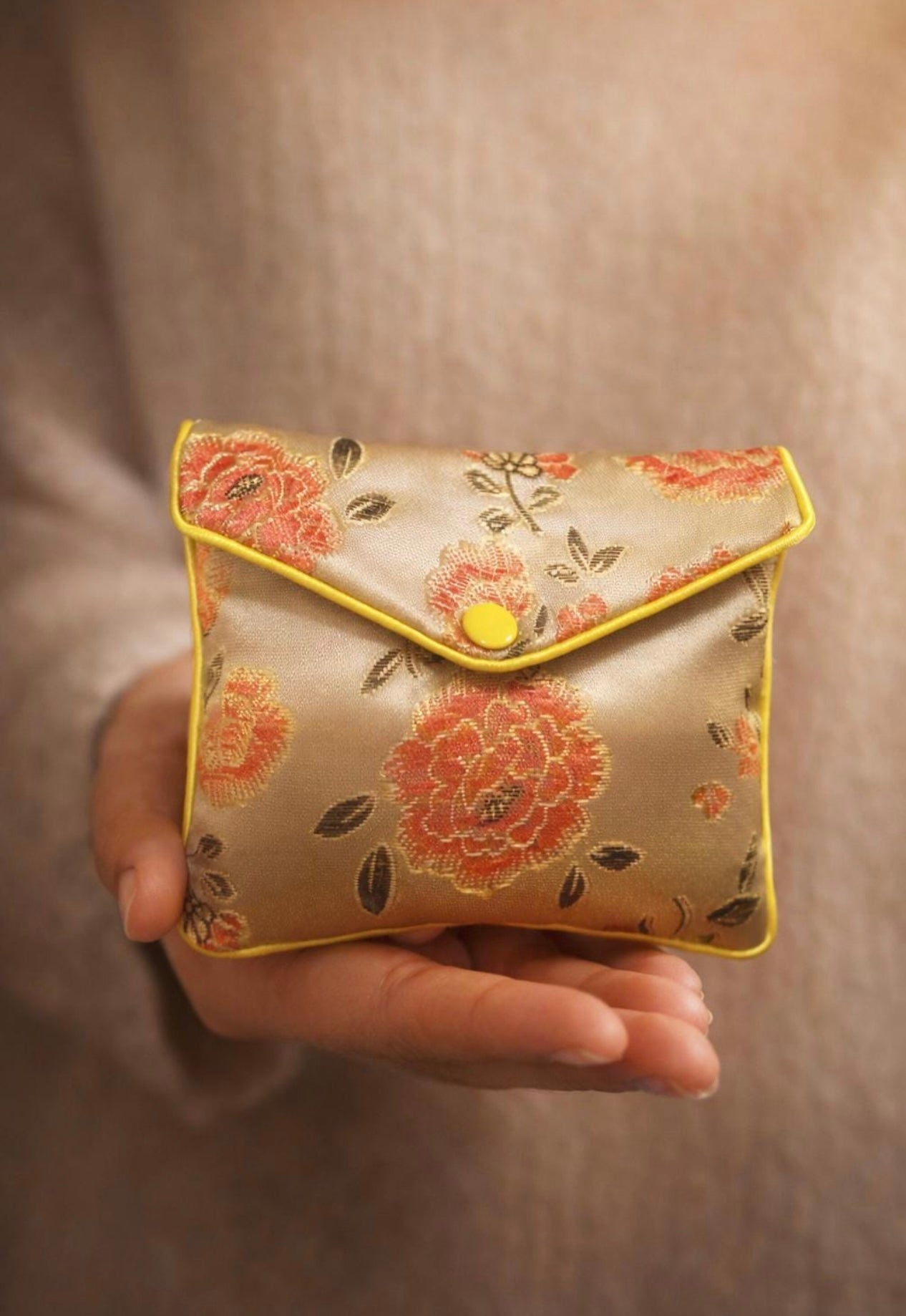 Portamonete artigianale in tessuto broccato bianco panna  chiusura a bottone e zip interna