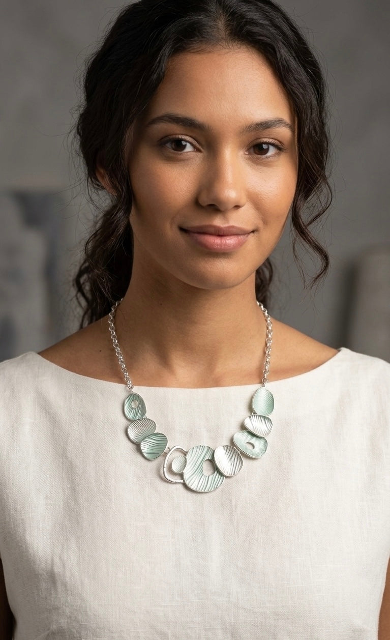 Collana Elegante Verde e Argento con Elementi Geometrici – Collana Donna Moderna Statement Necklace – Gioiello Fashion Elegante