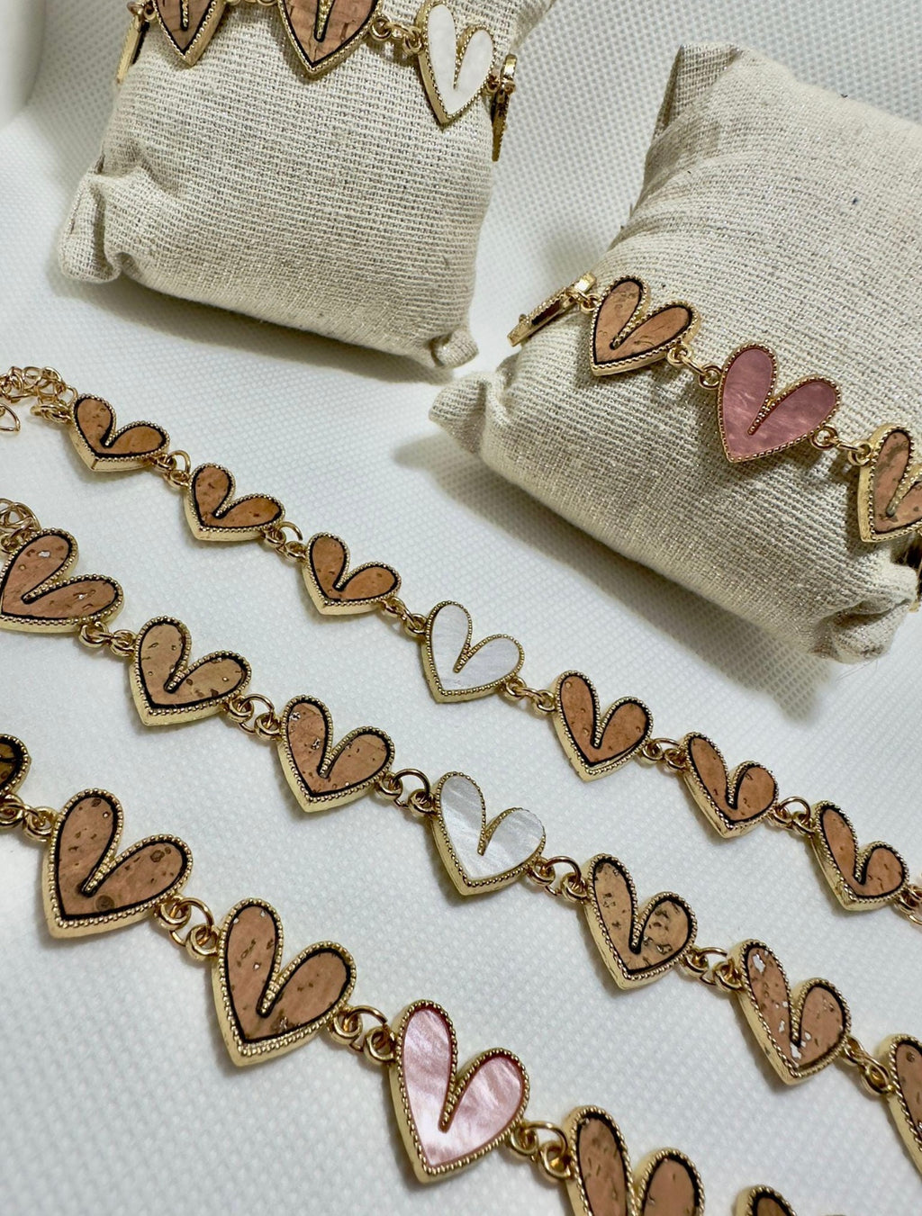 Bracciale donna con cuori in sughero e resina bianca – gioiello naturale