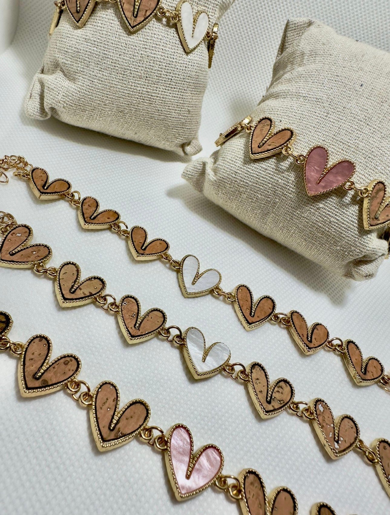 Bracciale donna con cuori in sughero e resina bianca – gioiello naturale