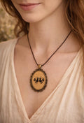 Collana con Ciondolo Ovale Artigianale, Collana Boho con Motivo Geometrico Pavoncelle Sarde, Gioiello Fatto a Mano
