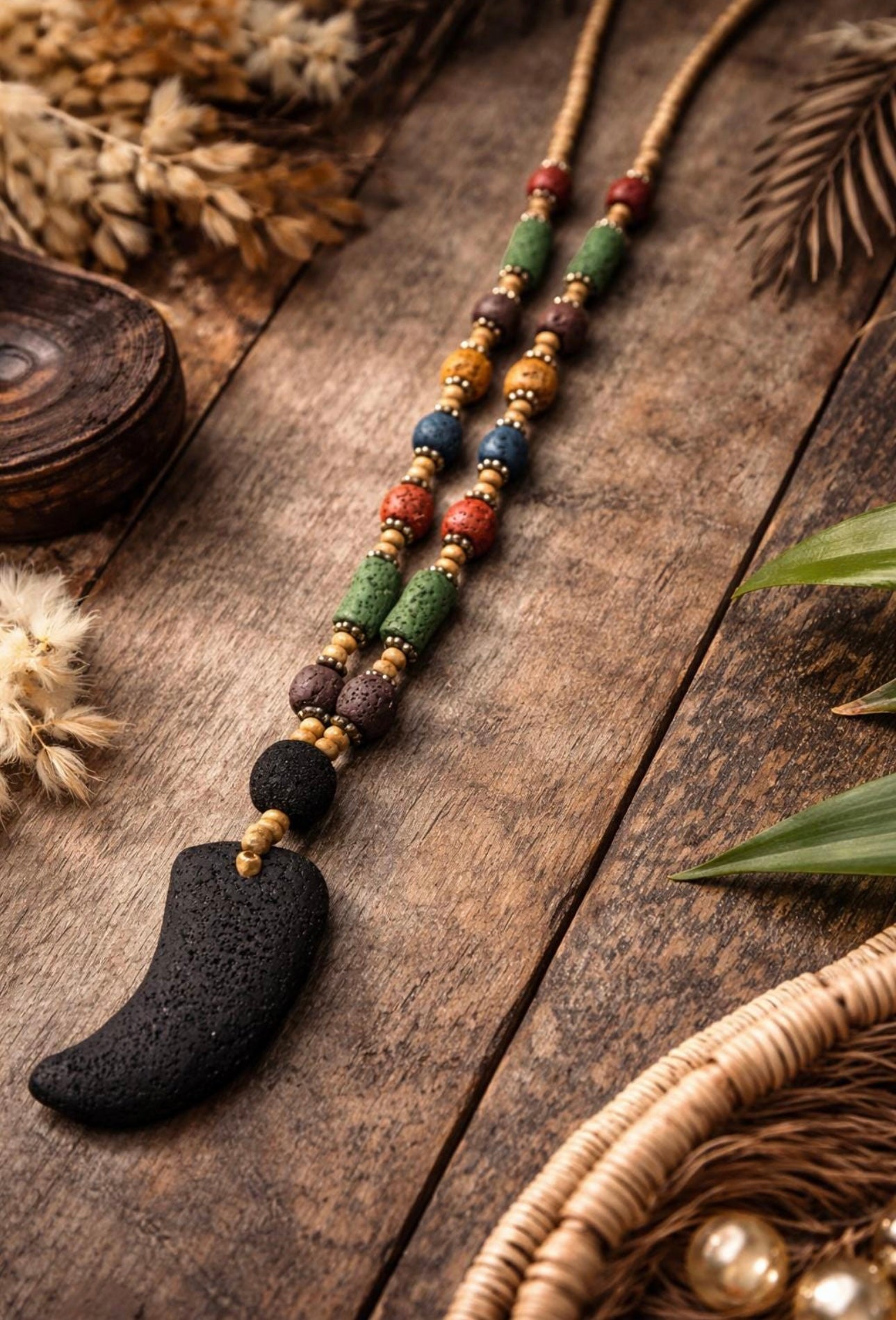 Collana Unisex con Ciondolo a Corno Nero in Pietra Lavica, Girocollo con Perline Colorate ed Elementi sempre in pietra lavica,Regalo unisex