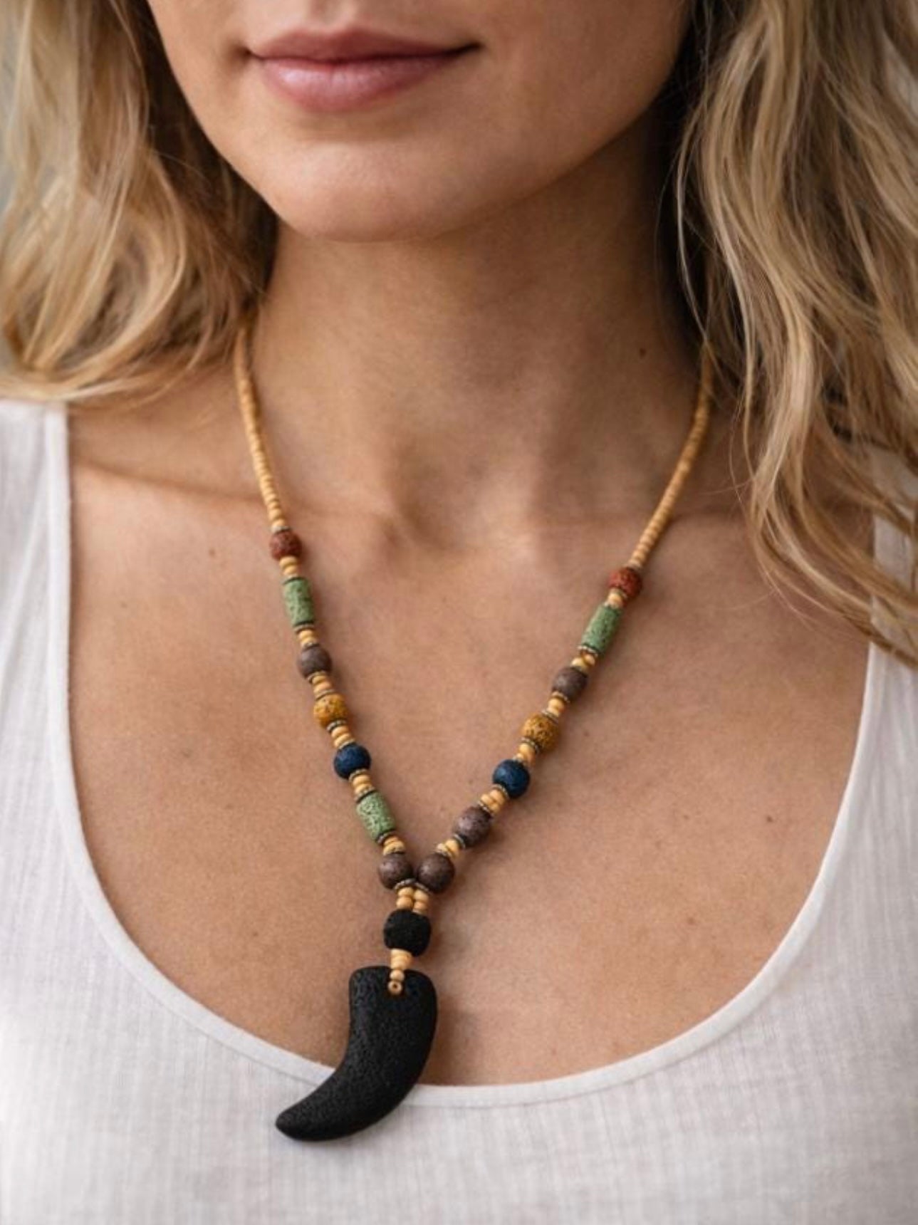 Collana Unisex con Ciondolo a Corno Nero in Pietra Lavica, Girocollo con Perline Colorate ed Elementi sempre in pietra lavica,Regalo unisex