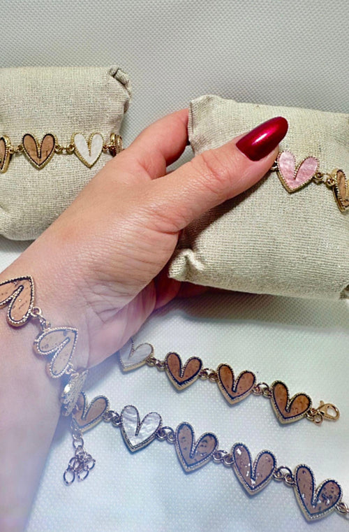 Bracciale donna con cuori in sughero e resina bianca – gioiello naturale