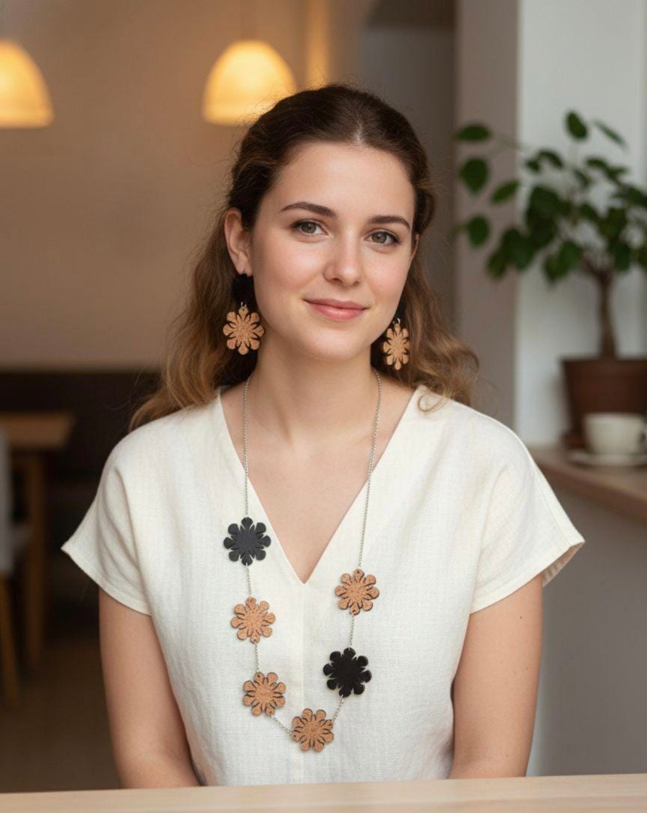 Set gioielli in sughero con fiori,Collana lunga e orecchini artigianali eco-friendly,leggeri e naturali.