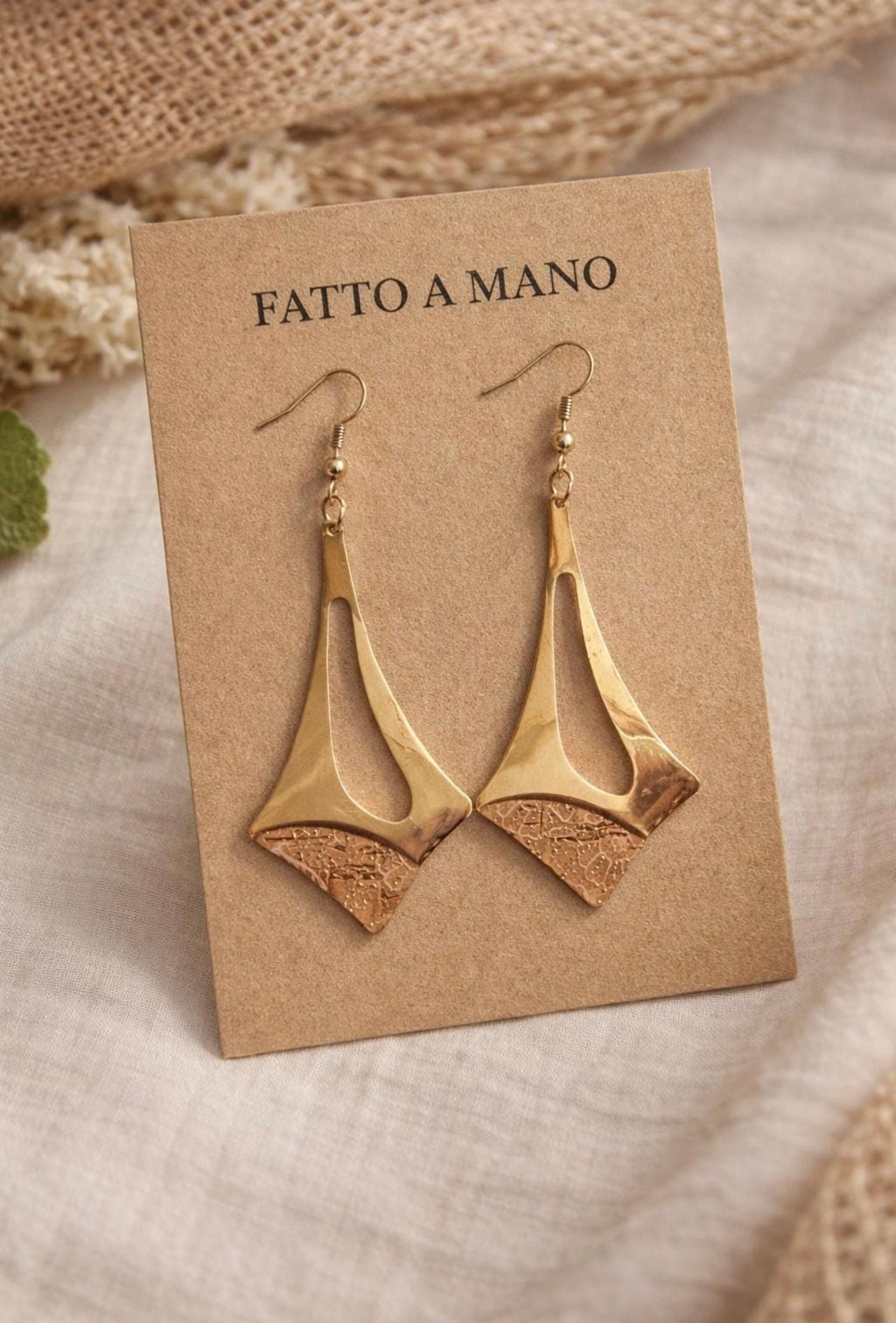 Orecchini geometrici artigianali in ottone con sughero naturale - design moderno