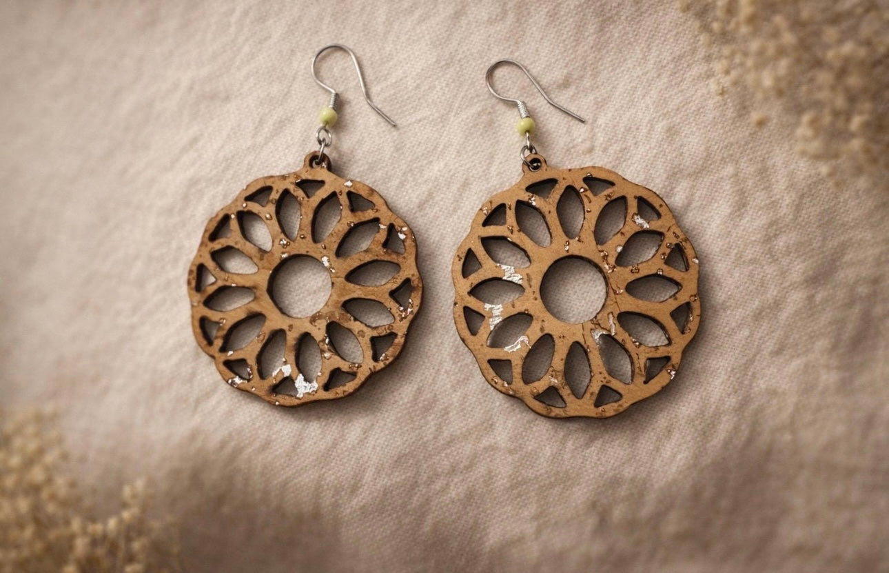 Orecchini in Sughero Leggeri | Design Mandala Intagliato | Gioielli Artigianali Eco-Friendly | Idea Regalo Donna