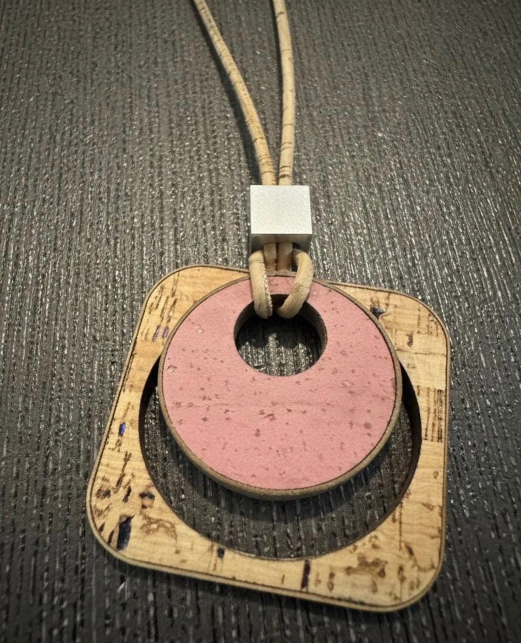Collana artigianale in sughero con pendente geometrico rosa, gioiello naturale eco-friendly fatto a mano