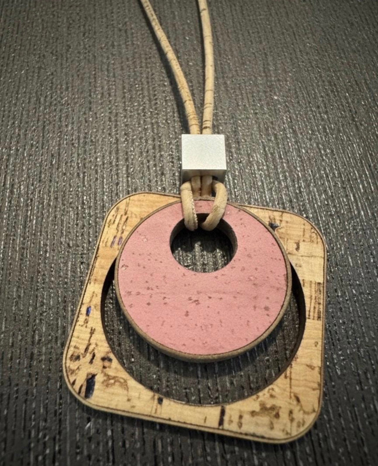 Collana artigianale in sughero con pendente geometrico rosa, gioiello naturale eco-friendly fatto a mano