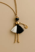 Collana lunga con ciondolo bambolina