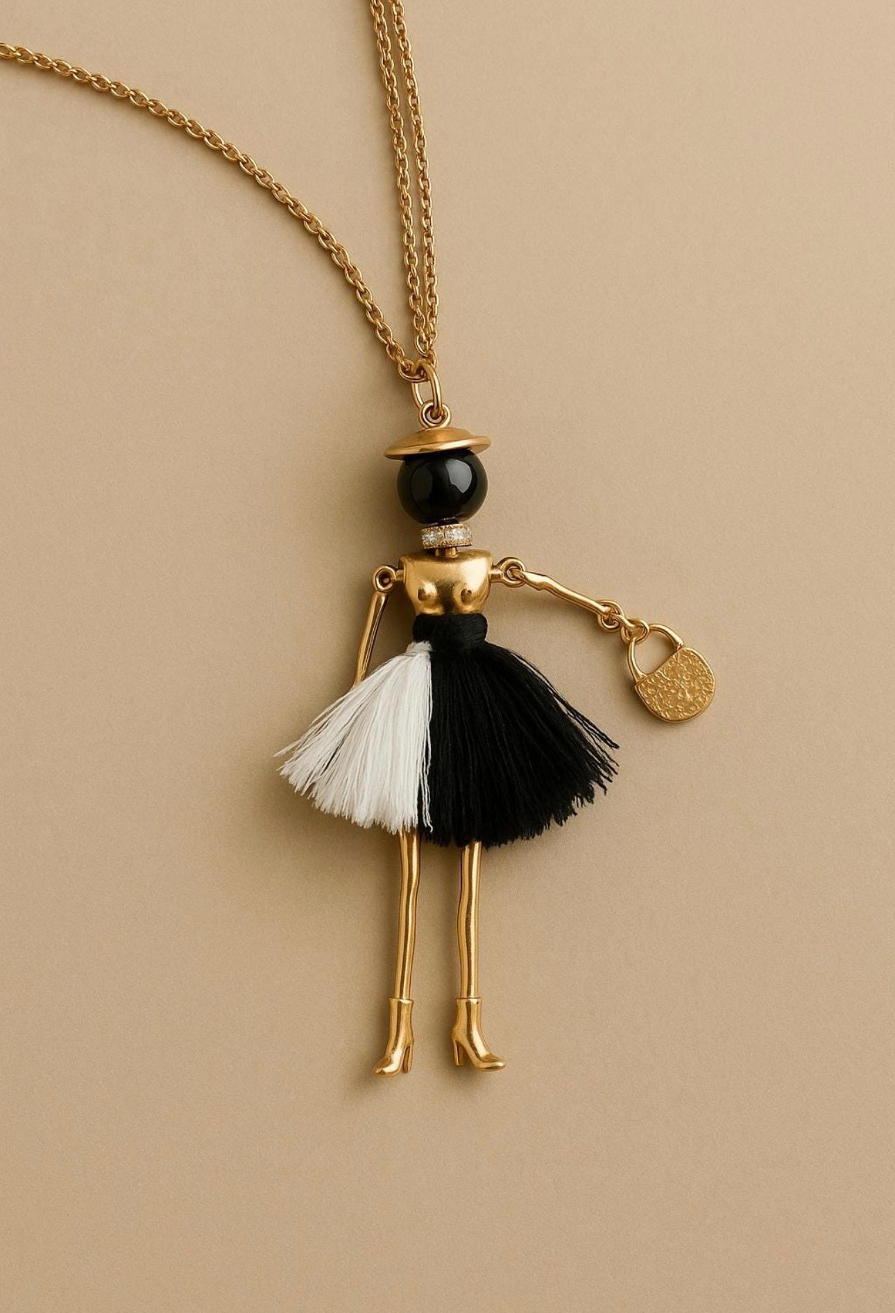 Collana lunga con ciondolo bambolina