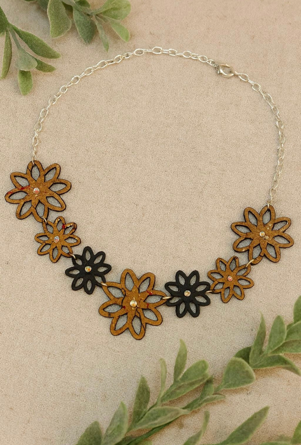 Collana in sughero floreale, fiori intrecciati naturali.