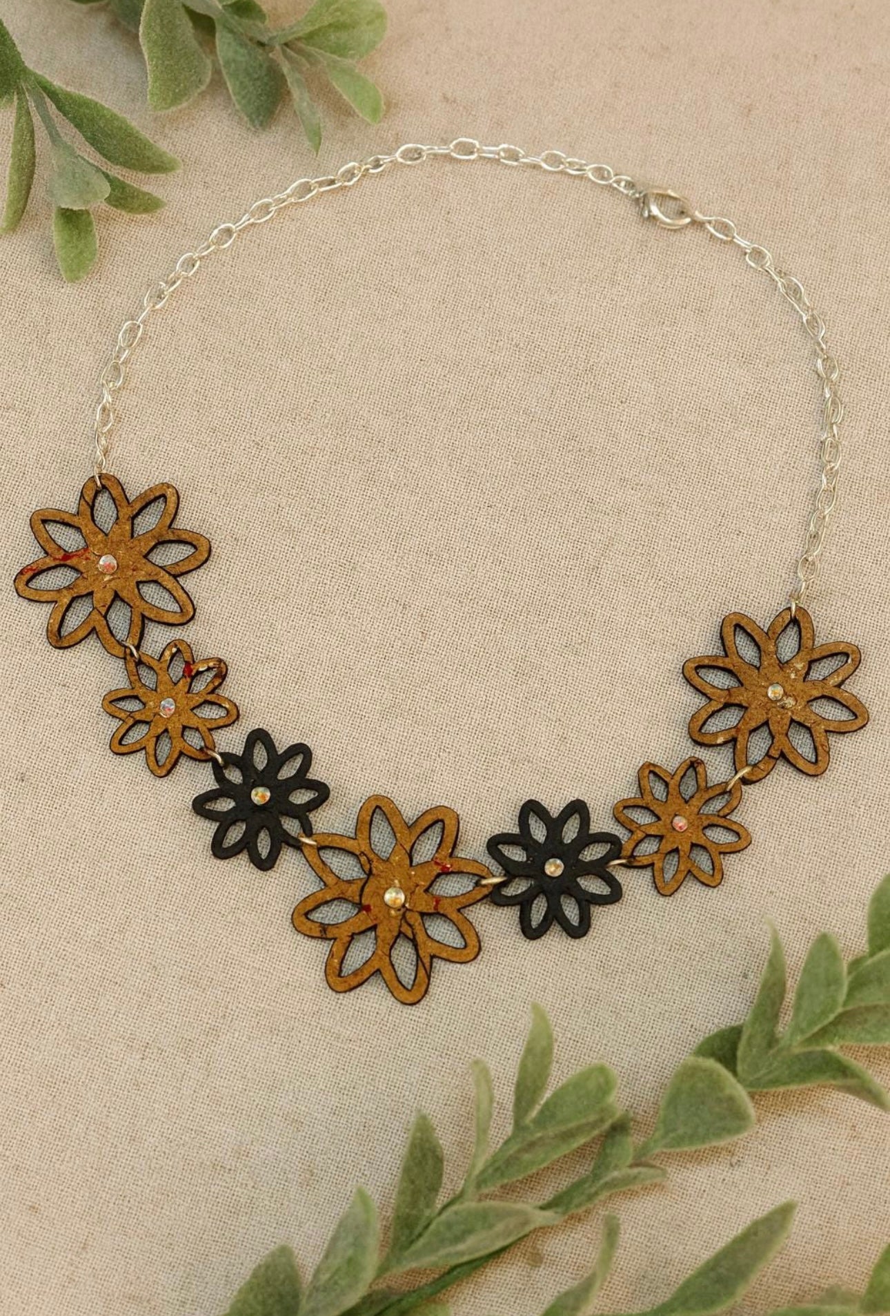Collana in sughero floreale, fiori intrecciati naturali.