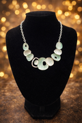 Collana Elegante Verde e Argento con Elementi Geometrici – Collana Donna Moderna Statement Necklace – Gioiello Fashion Elegante