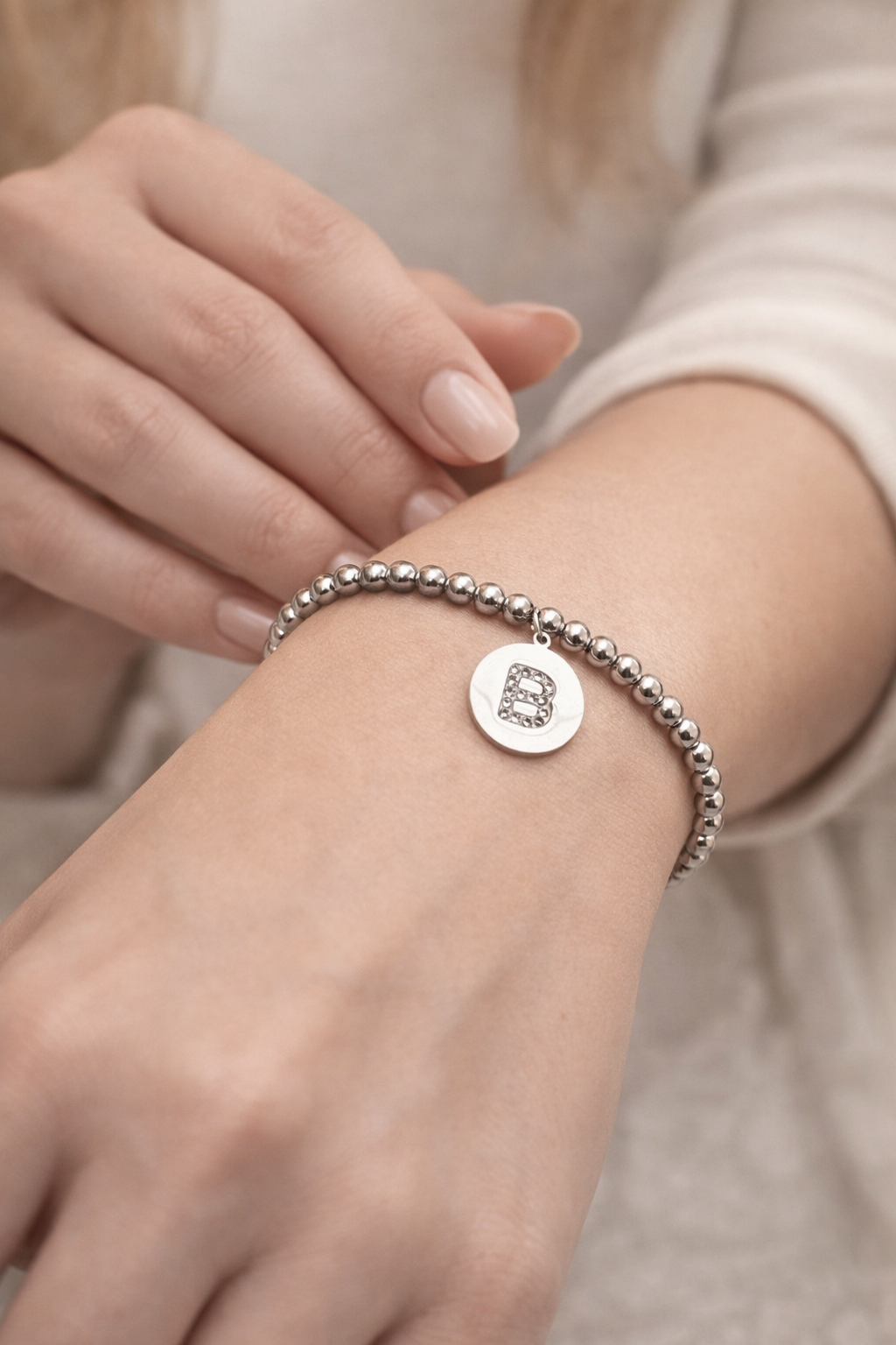 Bracciale Iniziale in Acciaio Inossidabile con Zirconi – Bracciale Personalizzato con Lettera – Regalo Donna Elegante – Minimal Jewelry